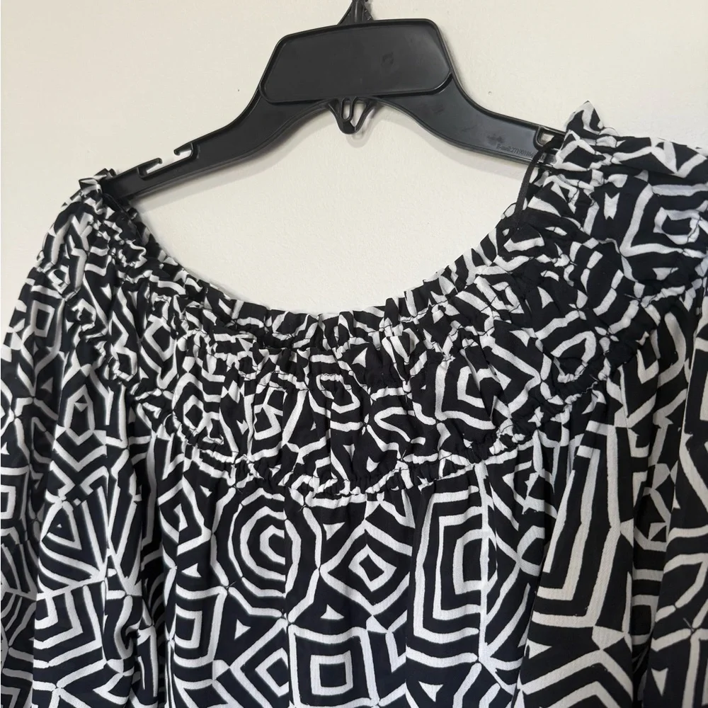 Gibson Latimer Black and White Geometric Blouse - Picture 4 of 7